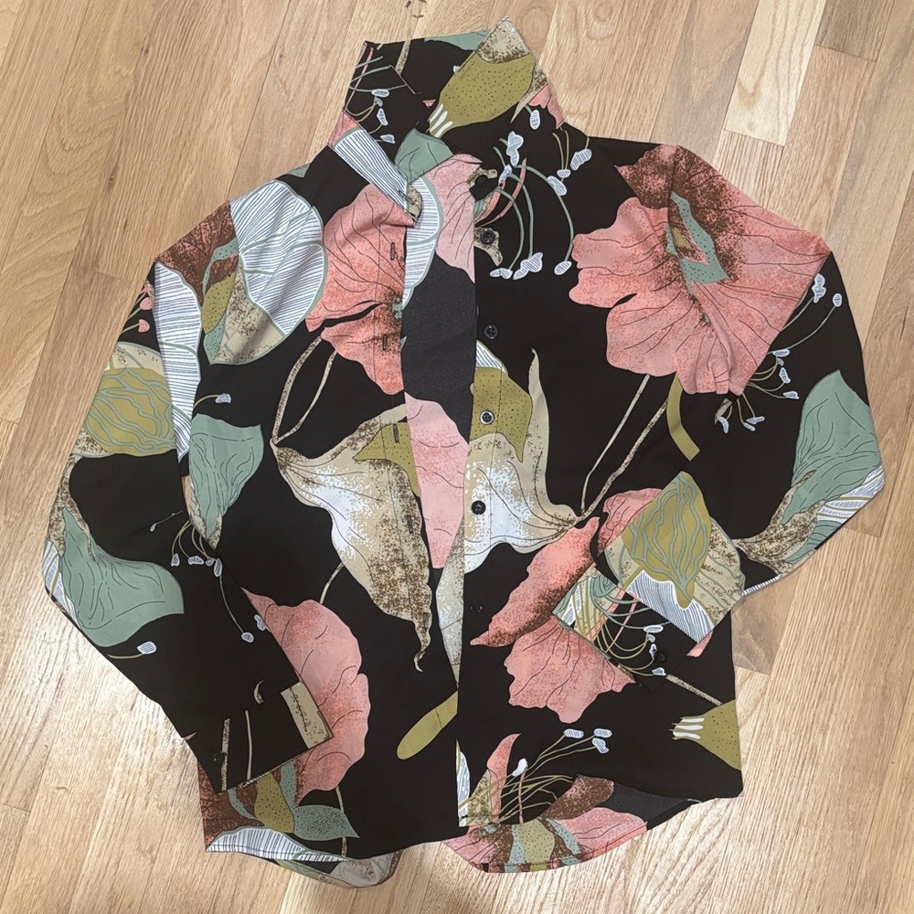 Women’s Button Down Floral Blouse, Excellent Condition! Size Medium